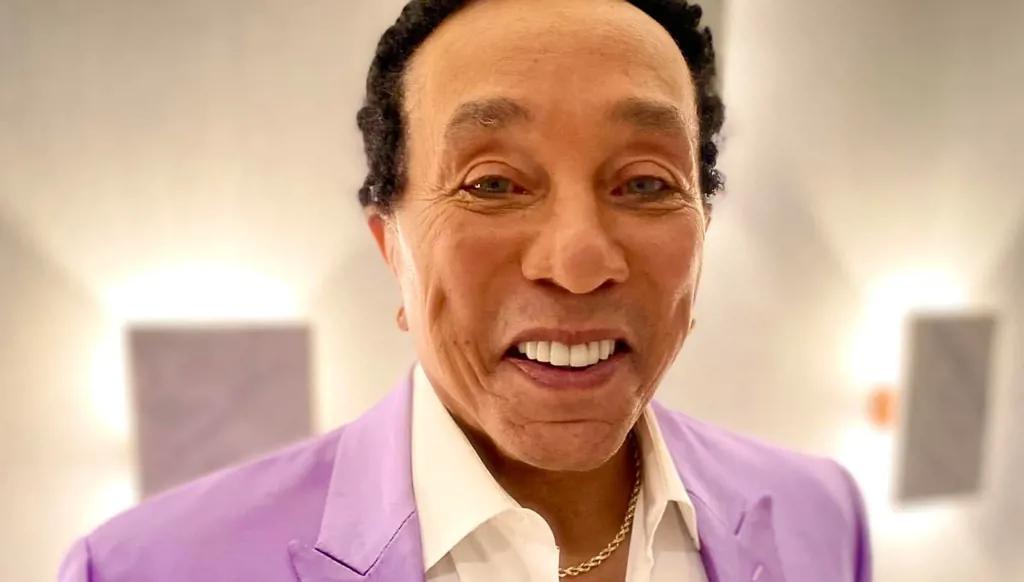 تحقيق بشأن المغني سموكي روبنسون بتهمة الاغتصاب والاعتداء الجنسي