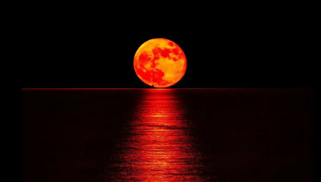 القمر الدموي سيزيّن سماء العالم العربي بخسوف كلي نادر... إليك التوقيت والمناطق وكيف تراه