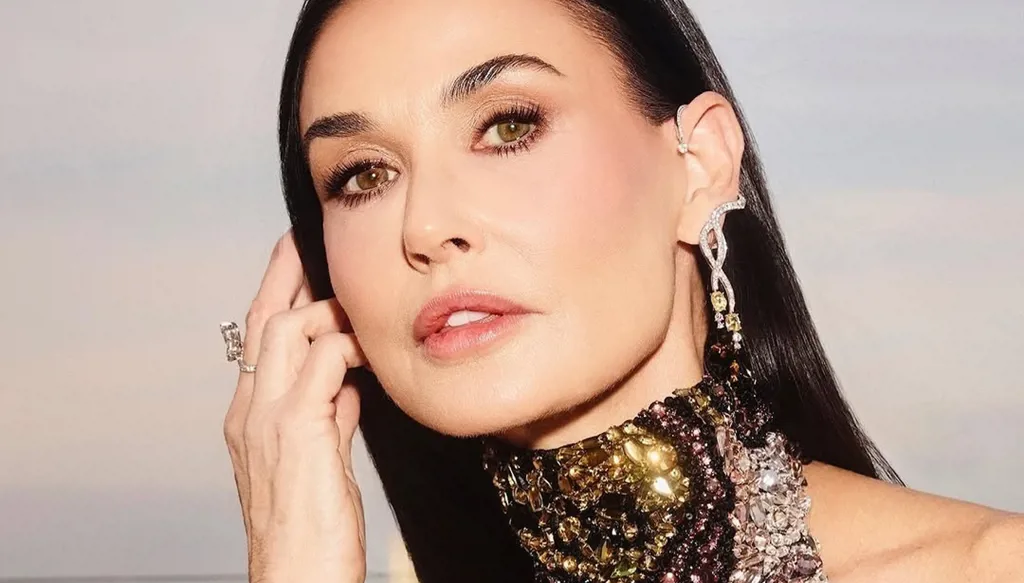 ديمي مور تصف حياتها بكلمتين: "سلام وحرية" (صور)