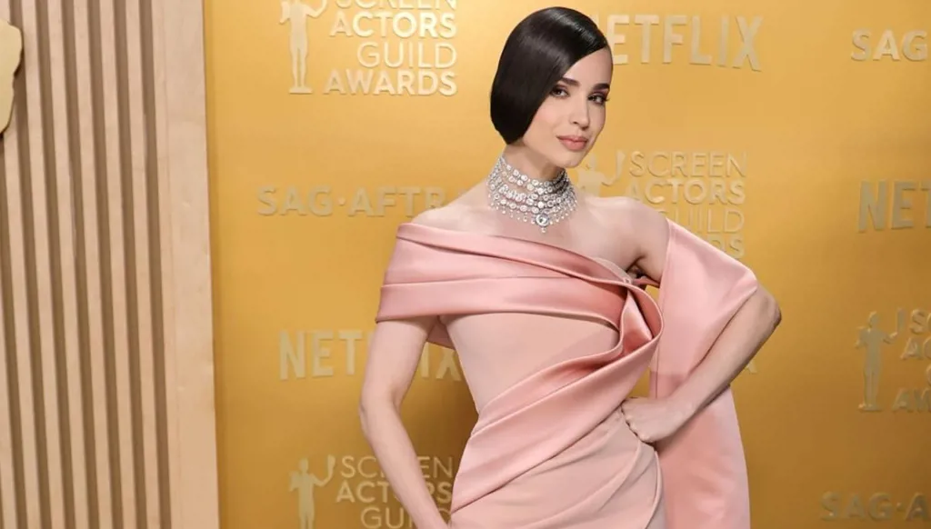 تصاميم بألوان وقصّات مبهرة زيّنت السجادة المخملية في حفل SAG Awards (صور وفيديو)