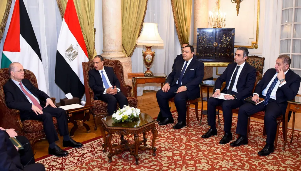 الزعماء العرب يتوافدون إلى القاهرة للقمة الطارئة وغزّة بوضع "بالغ الصعوبة"