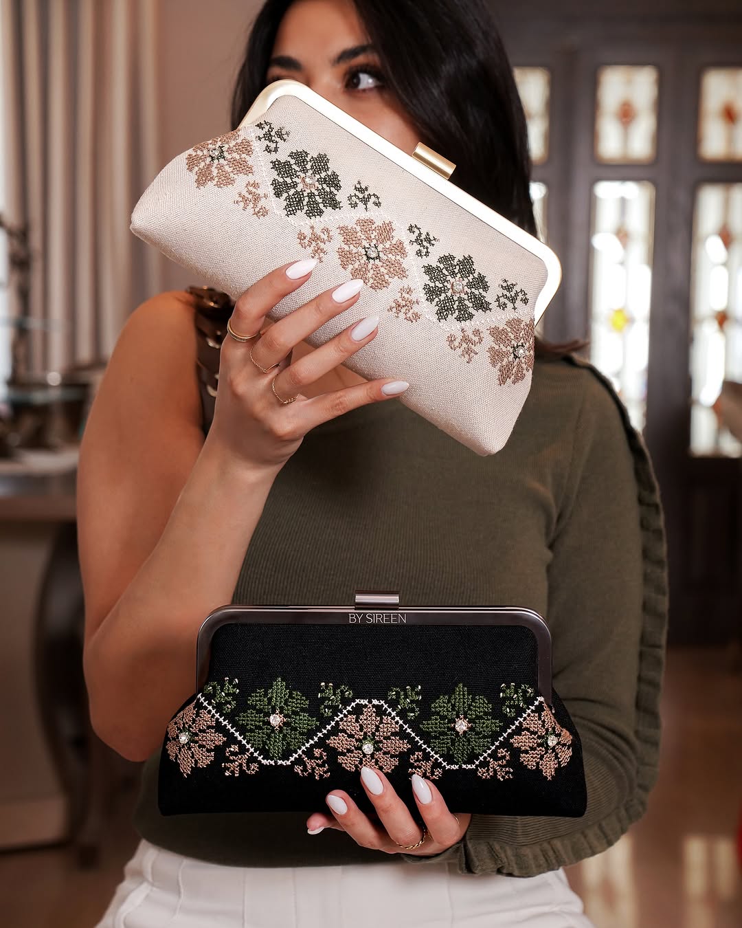 حقائب مطرزة يدويا من تصميم سيرين قمصية إسحق (انستغرام)