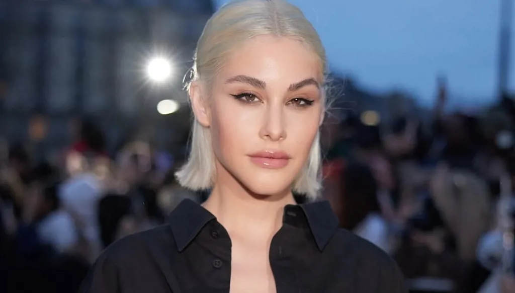 مكياج عيون نور عريضة بتقنيات سهلة التطبيق في المنزل (صور)