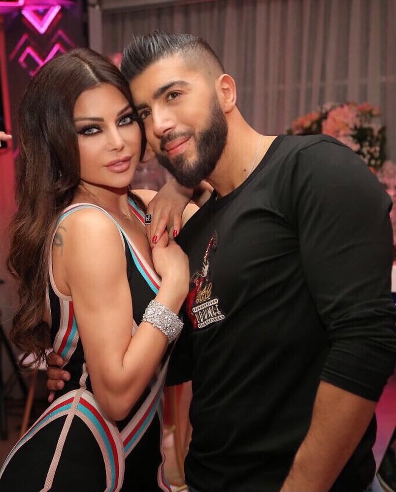 المصمّم شربل زوي مع هيفاء وهبي في صورة قديمة