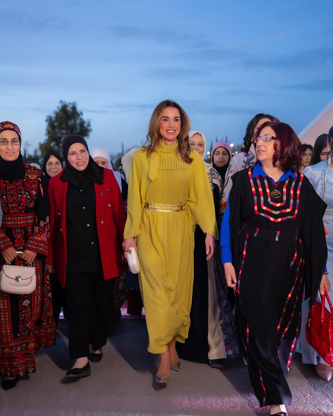 الملكة رانيا خلال الإفطار في مادبا بين أهلها في الأردن (إنستغرام)