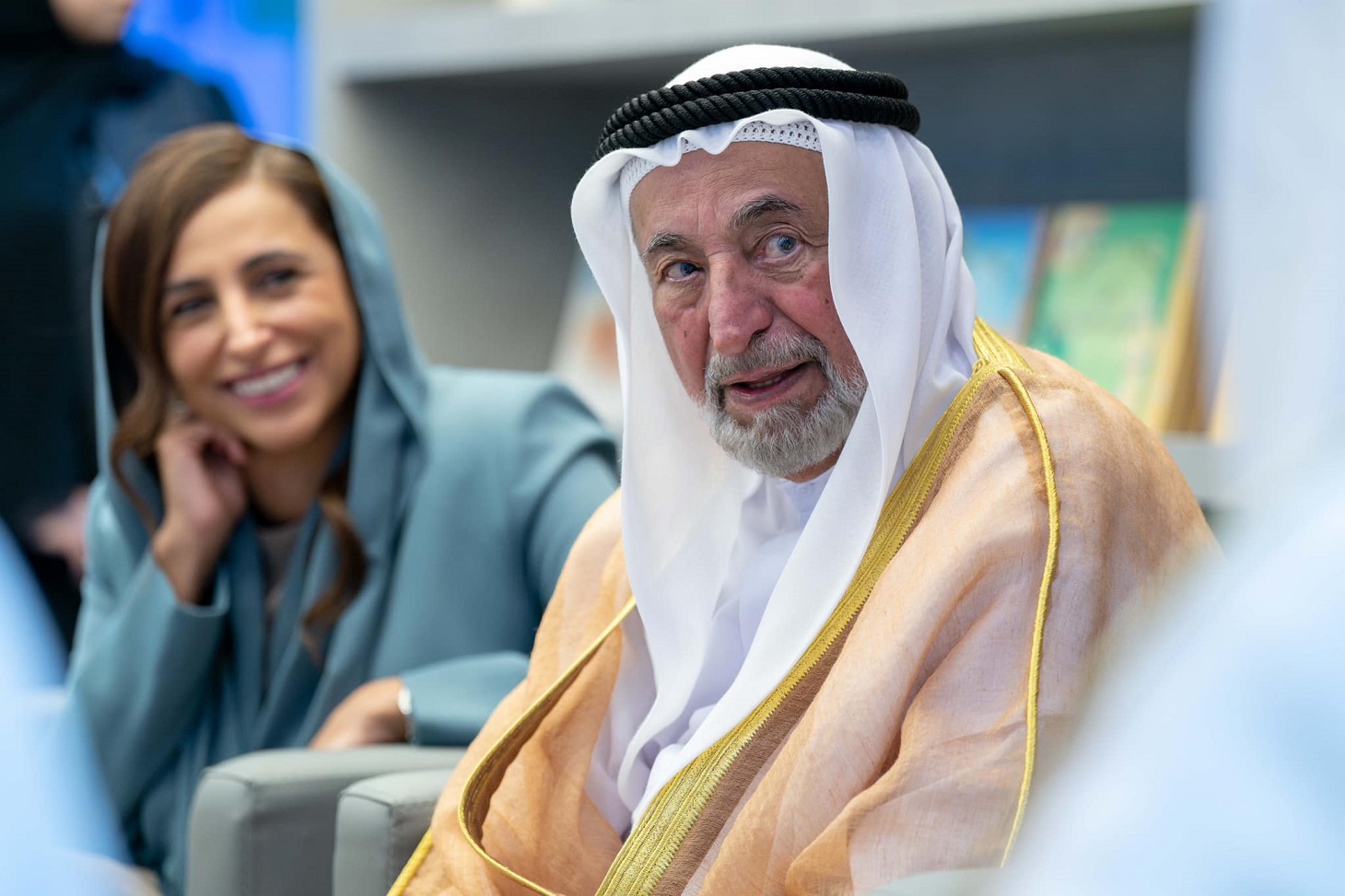 إلى جانب الوالد الحاكم سمو الشيخ الدكتور سلطان بن محمد القاسمي. (مكتب الشارقة الإعلامي)