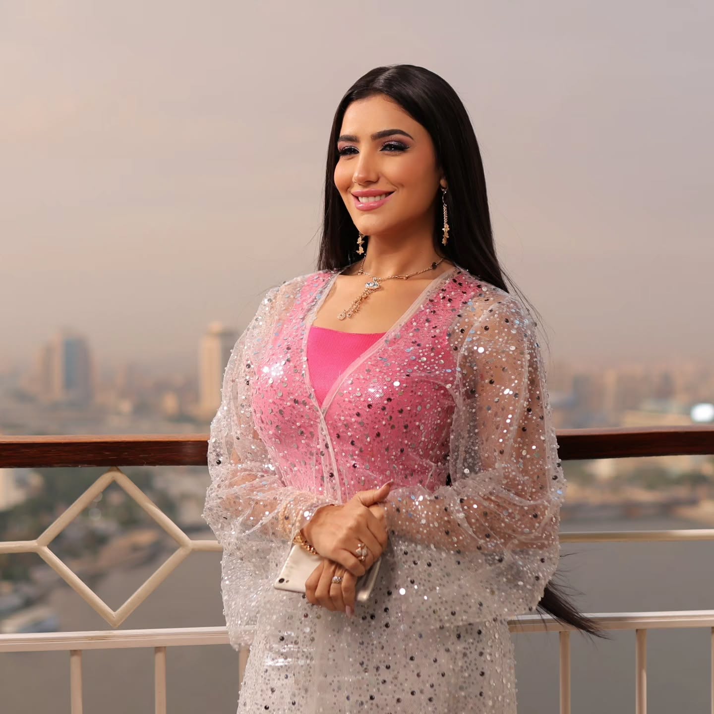 إش إش بالمكياج الوردي الجريء