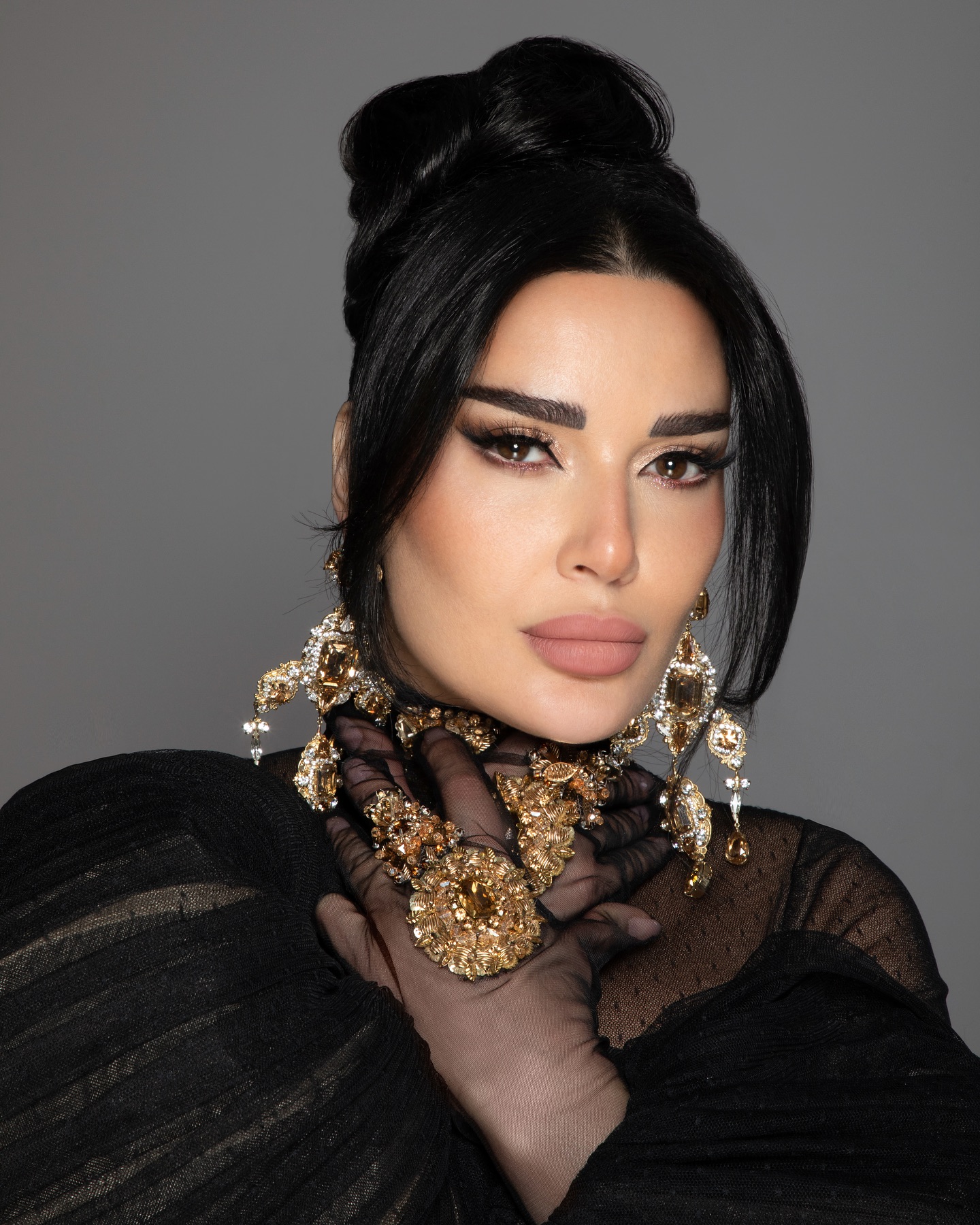 تسريحة شينيون أنيقة مع مكياج برونزي