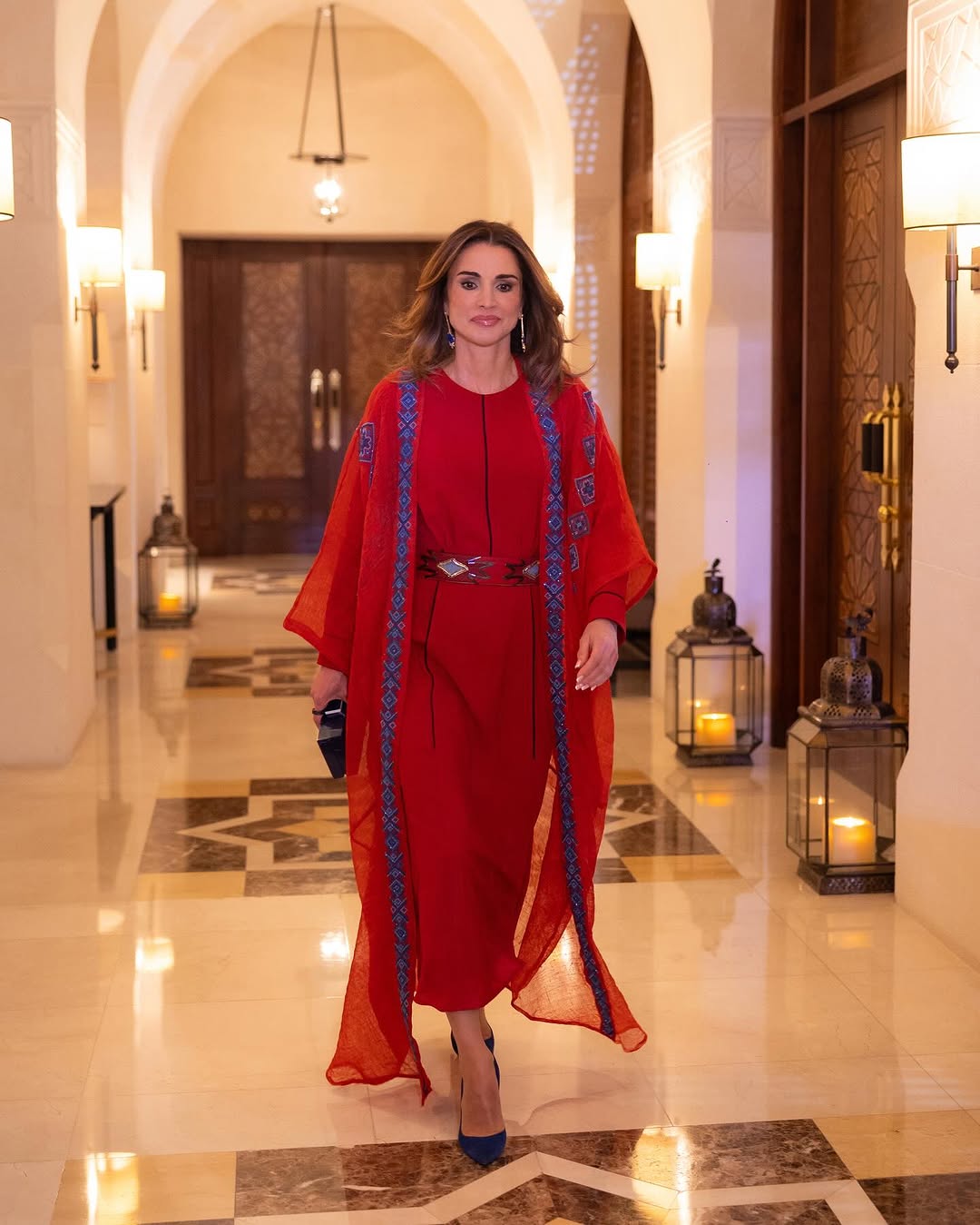 الملكة رانيا بالعباءة الحمراء مع نشميات من القوات المسلحة والأجهزة الأمنية على الإفطار 2025 (انستغرام)