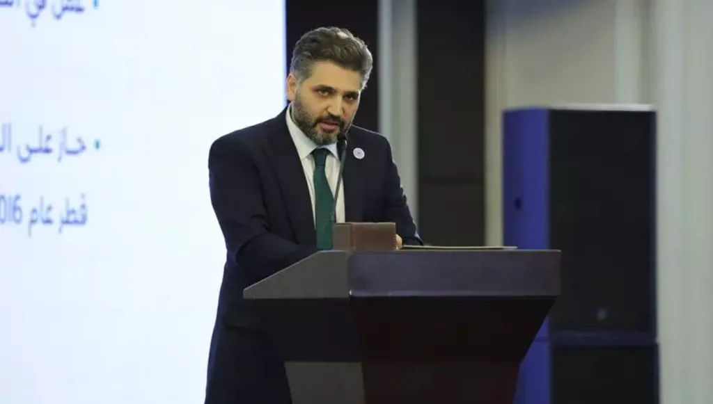 بعد انتشار مقطع لمثقف مشرد في اللاذقية… وزير الثقافة السوري يعلّق