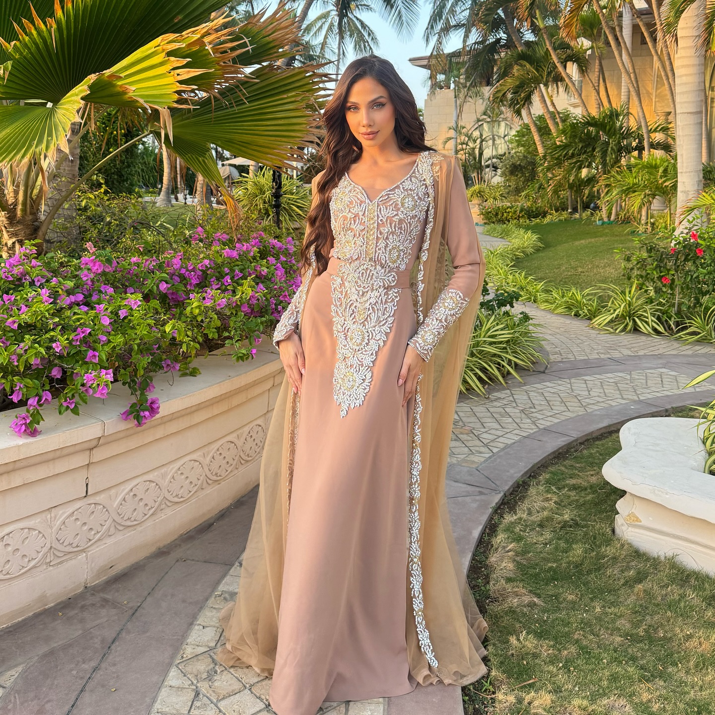 قفطان بلون الكثبان الرمليّة في صحاري الإمارات