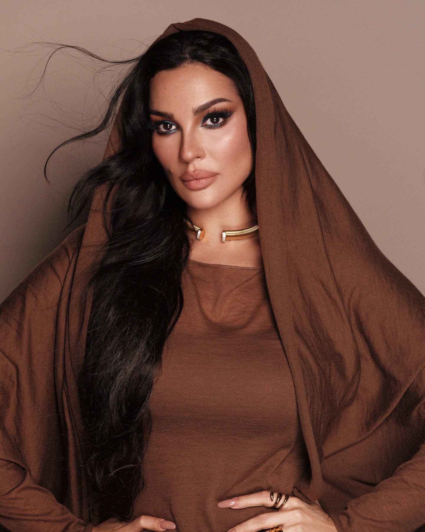 مكياج عيون دخانيّة باللون الأزرق