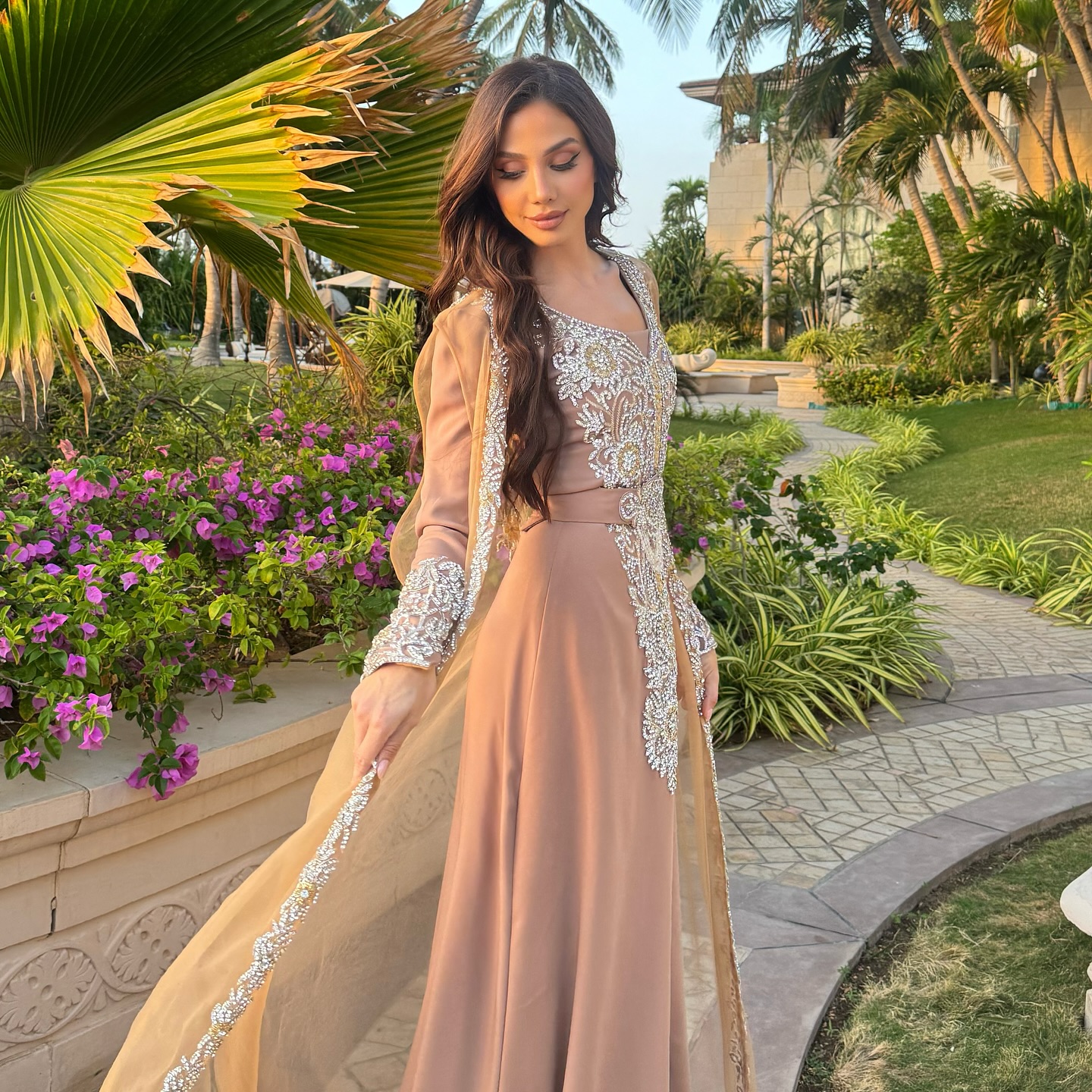  يروي قفطان لجين عضاضة حكاية أنوثة وترف