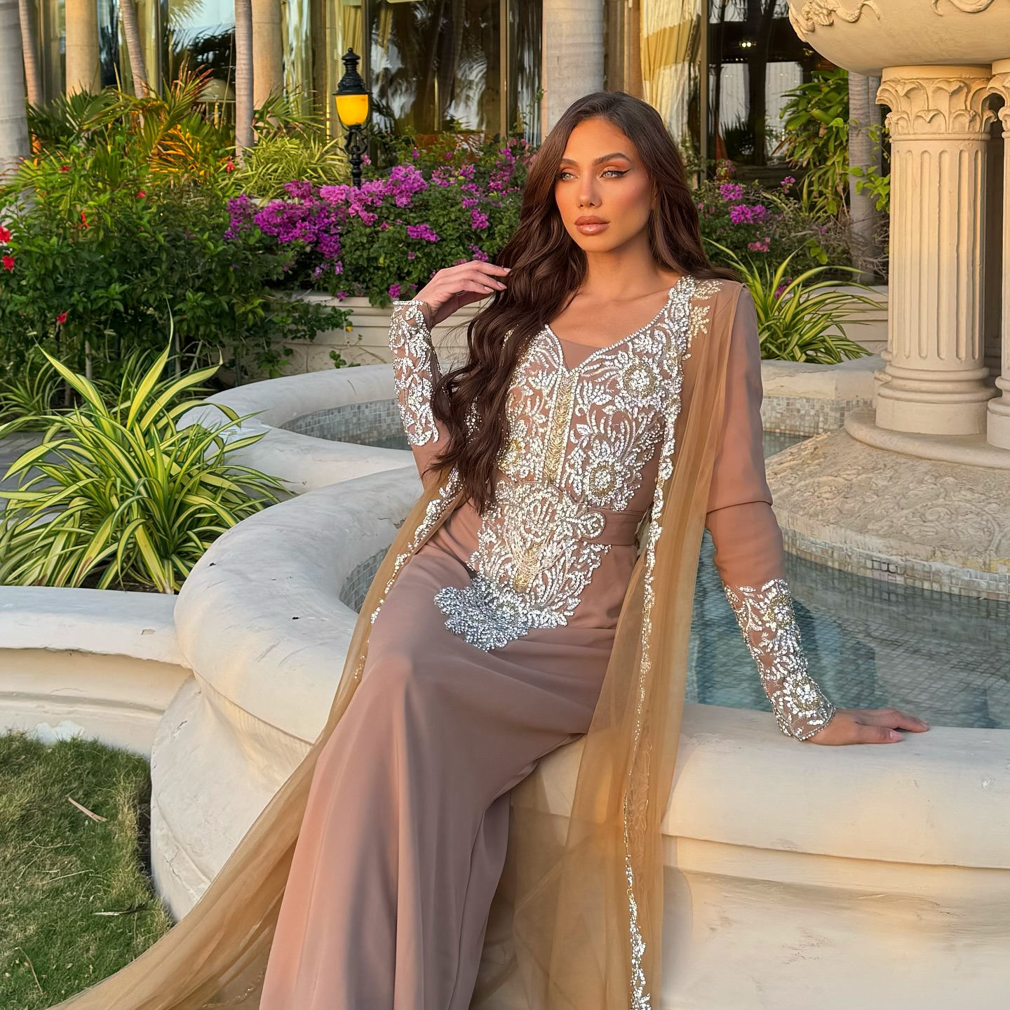 لجين بتسريحة التموّجات مع فرق جانبي