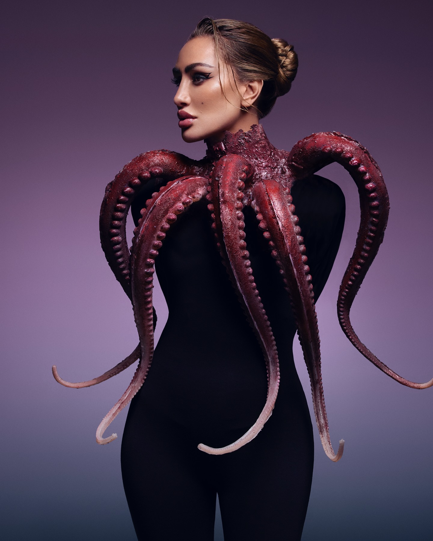 مايا دياب بتسريحة مصقولة ومكياج أنيق