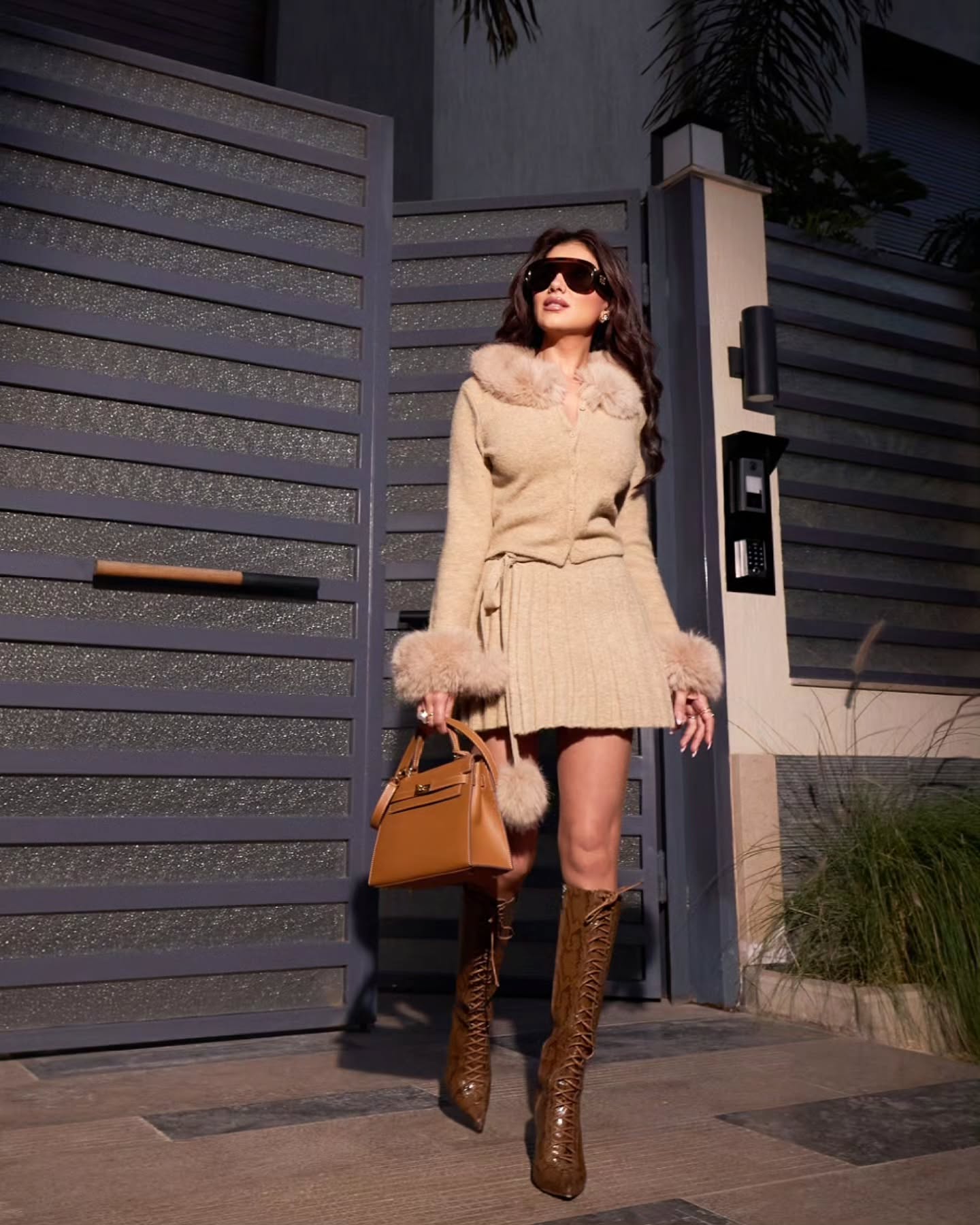 مي عمر تحمل حقيبة هيرمس بلون الكاراميل