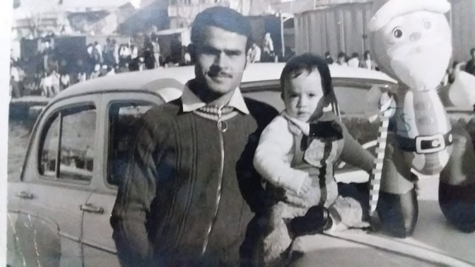 المفقود رياض الآغا مع ابنه البكر فاروق في صيدا عام 1972 ( الصورة من صفحة ابنه فاروق على الفايسبوك)