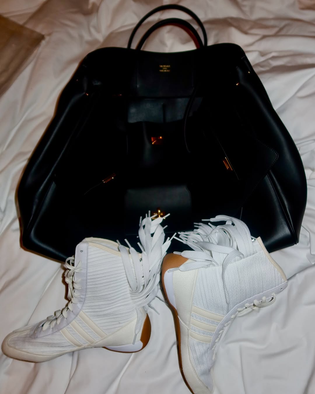 حذاء مايا دياب الرياضي وحقيبة يد من أشهر الماركات العالمية (إنستغرام)