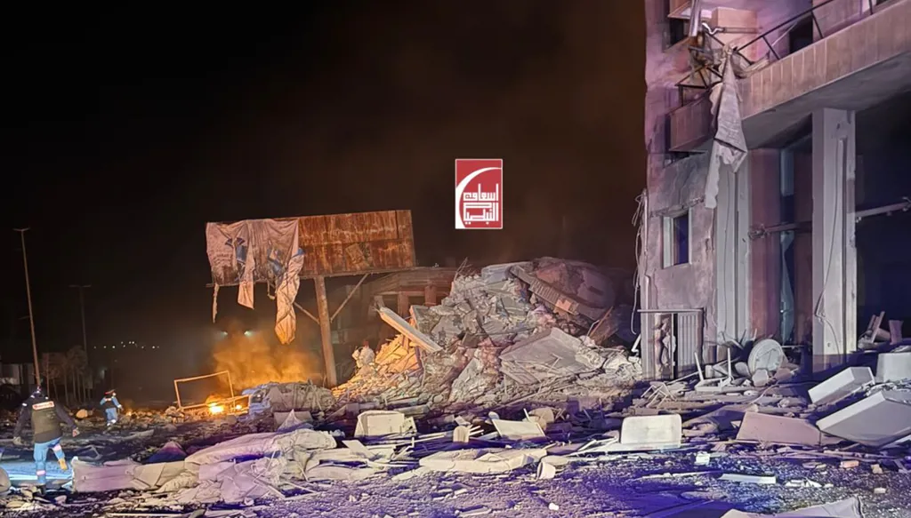 "حزب الله" يطلق صاروخاً باتجاه تل أبيب... وإسرائيل تواصل غاراتها