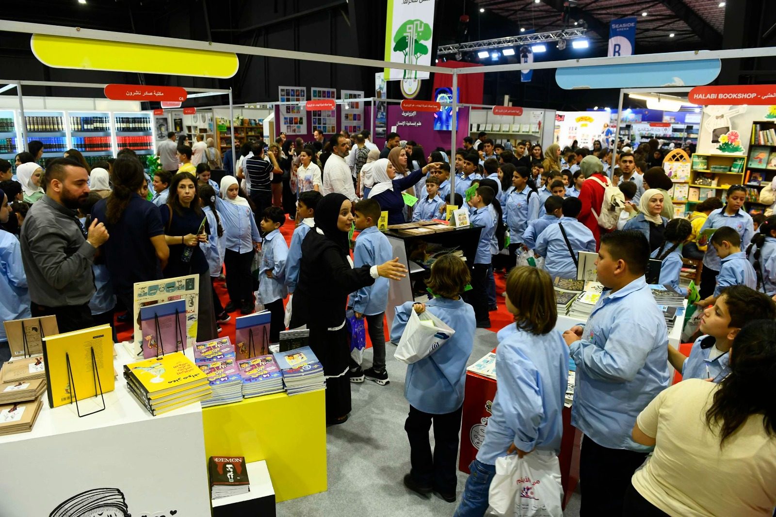 زوار وتلاميذ بين أجنحة الكتب في معرض بيروت العربي الدولي للكتاب 2026. (النادي الثقافي العربي)