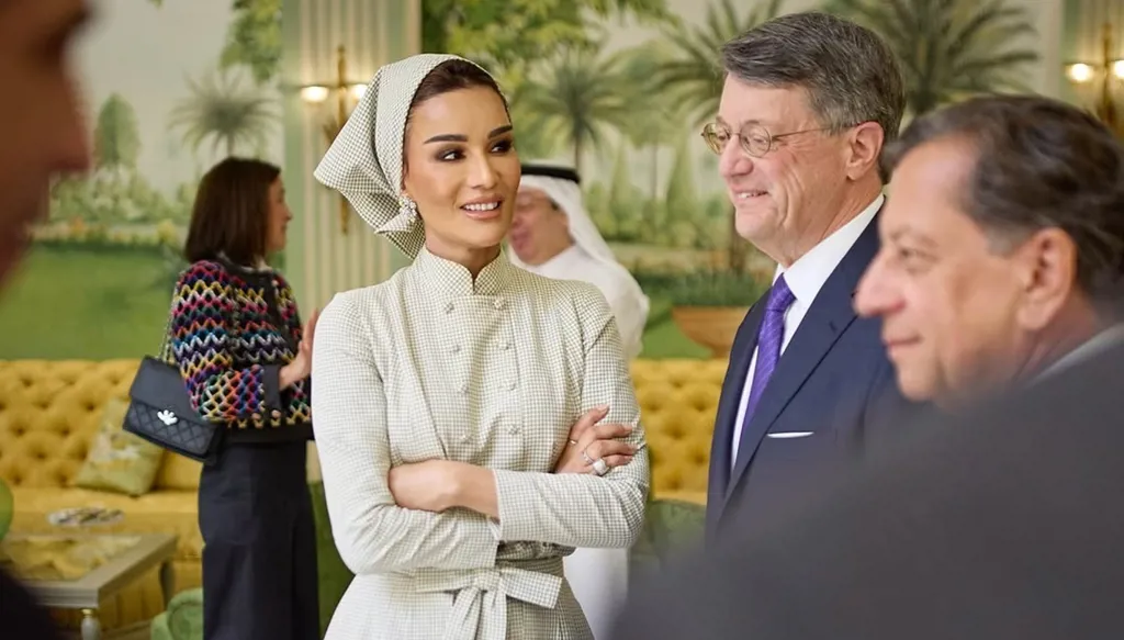 الشيخة موزة تُغيّر أسلوب التوربان في إطلالتها الجديدة للوك عصري (صور)