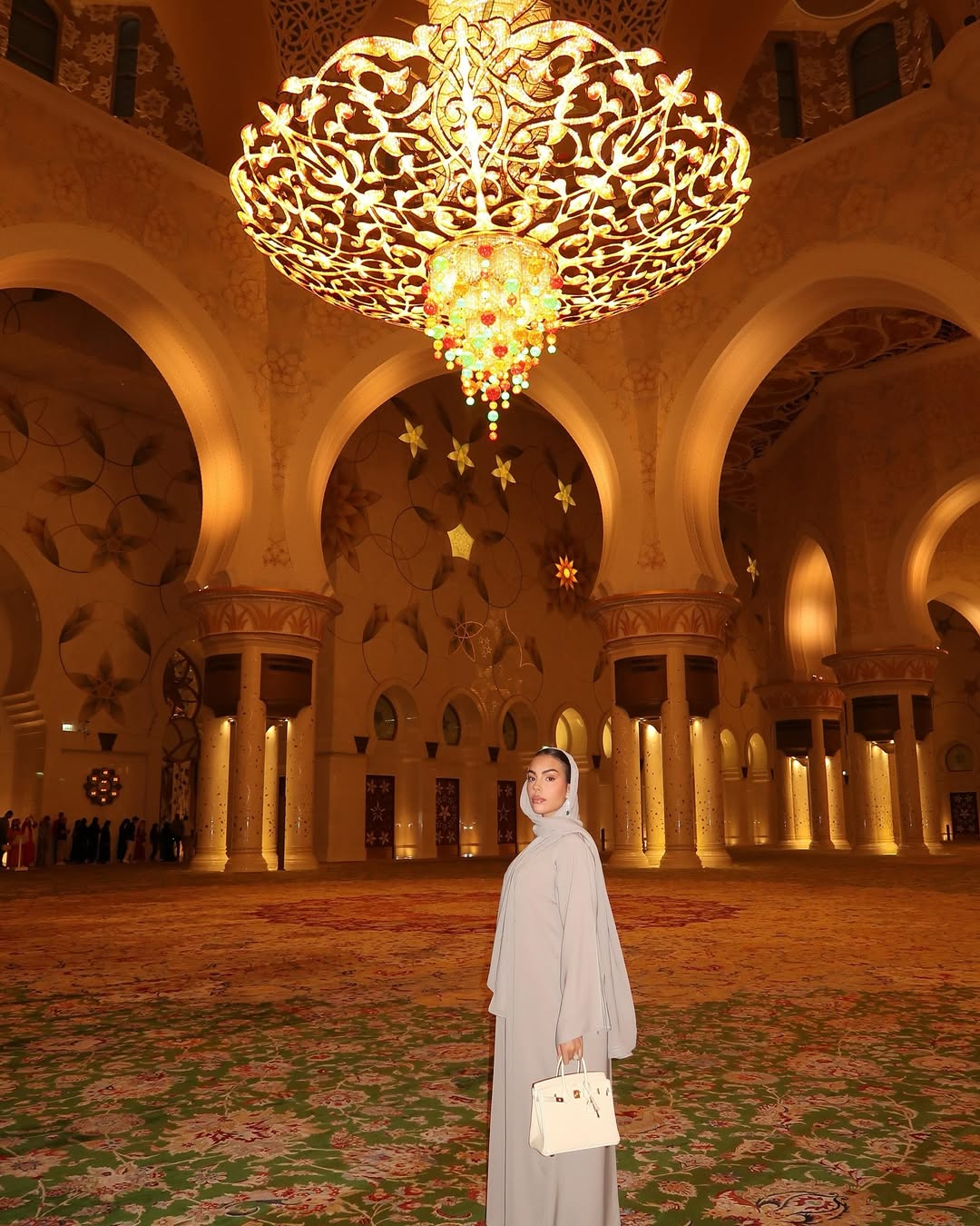   .(من حسابها في إنستغرام) جورجينا رودريغيز داخل مسجد الشيخ زايد الكبير في أبو ظبي.