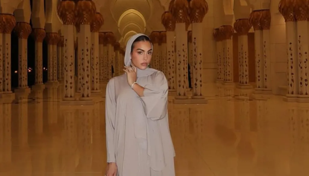 جورجينا رودريغيز بالعباءة والوشاح في مسجد الشيخ زايد الكبير (صور)