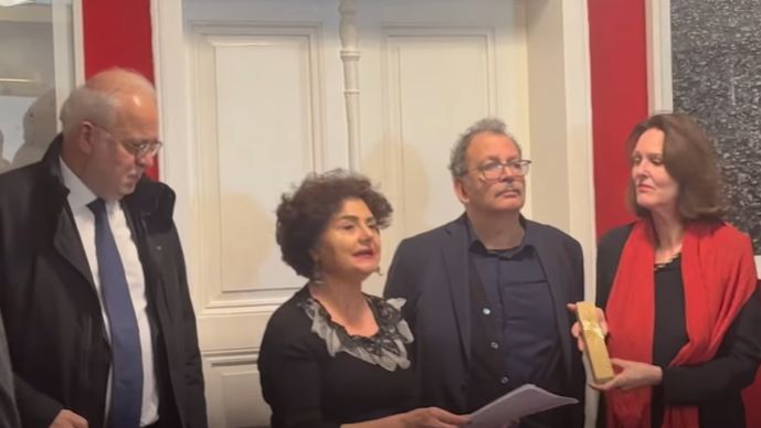 ملاط يتسلم الجائزة (إكس)