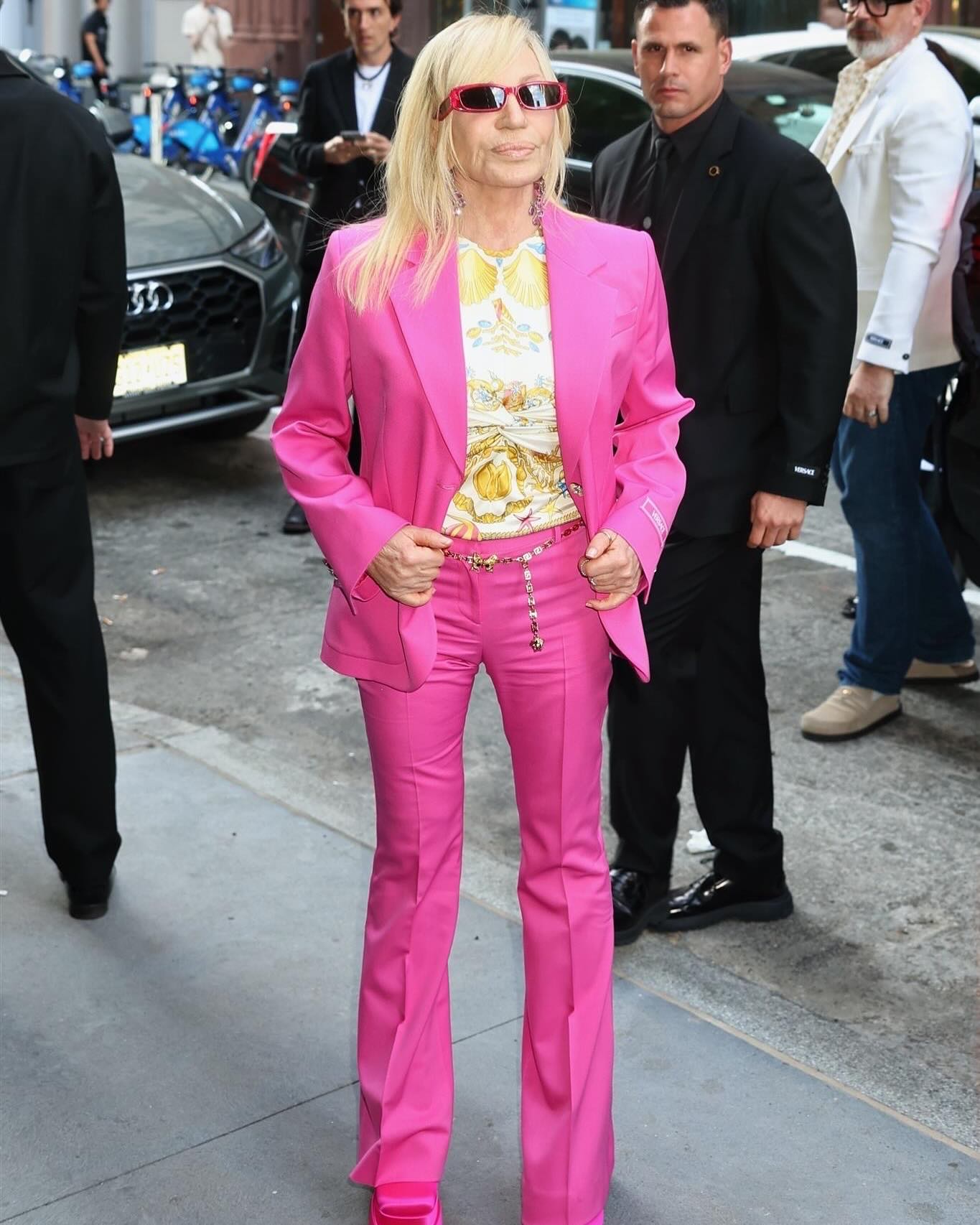 دوناتيلا فرساتشي بالفوشيا الجريء