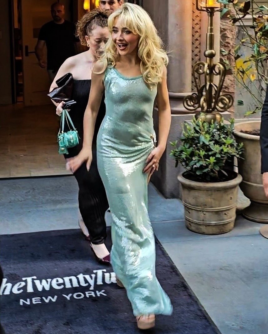 سابرينا كاربنتر تختار الأزرق الزبرجدي