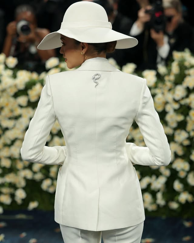 زندايا تستعرض البروش على ظهرها