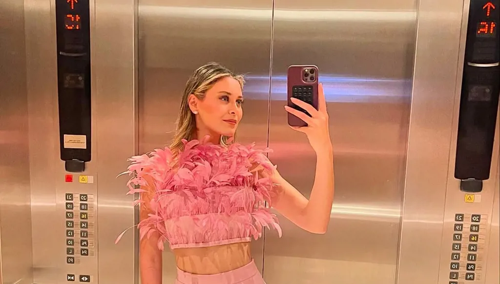 ندى كوسا تلفت الأنظار بتصميم جان لويس صبجي (صور وفيديو)