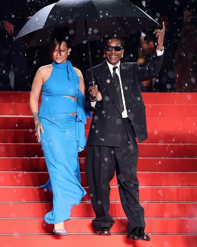 لحظة رومانسيّة تحت المطر