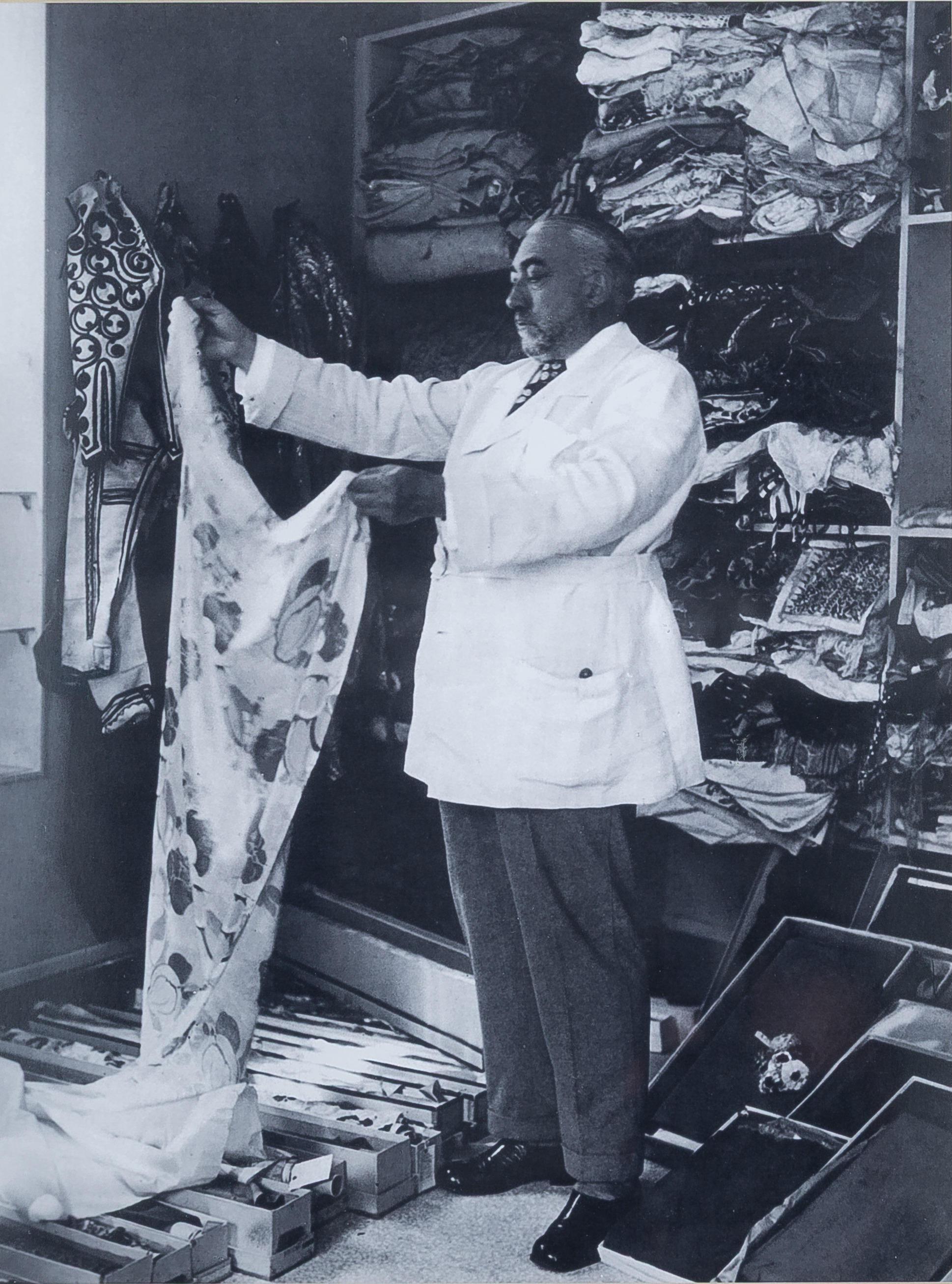 مصمم الأزياء بول بواريه متأملا في أقمشة راوول دوفي.