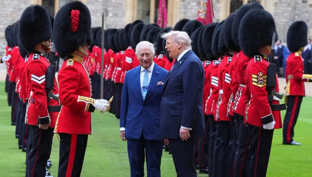 مجدداً... ترامب يخرق البروتوكول الملكي البريطاني (فيديو)