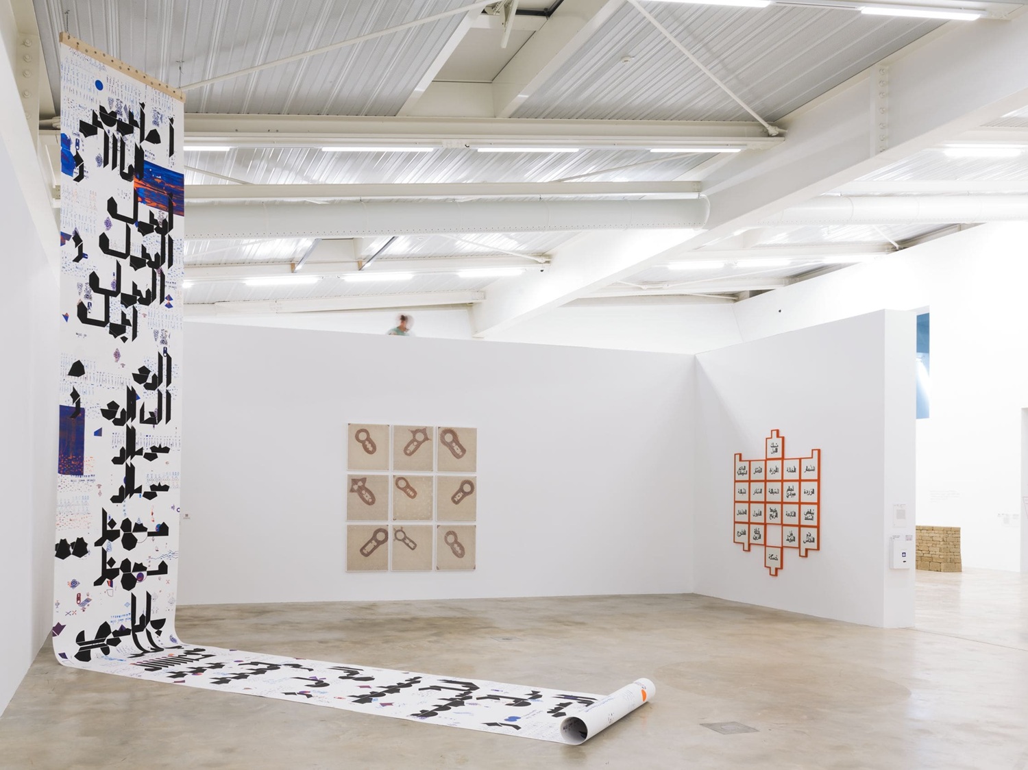 من قاعات المعرض.