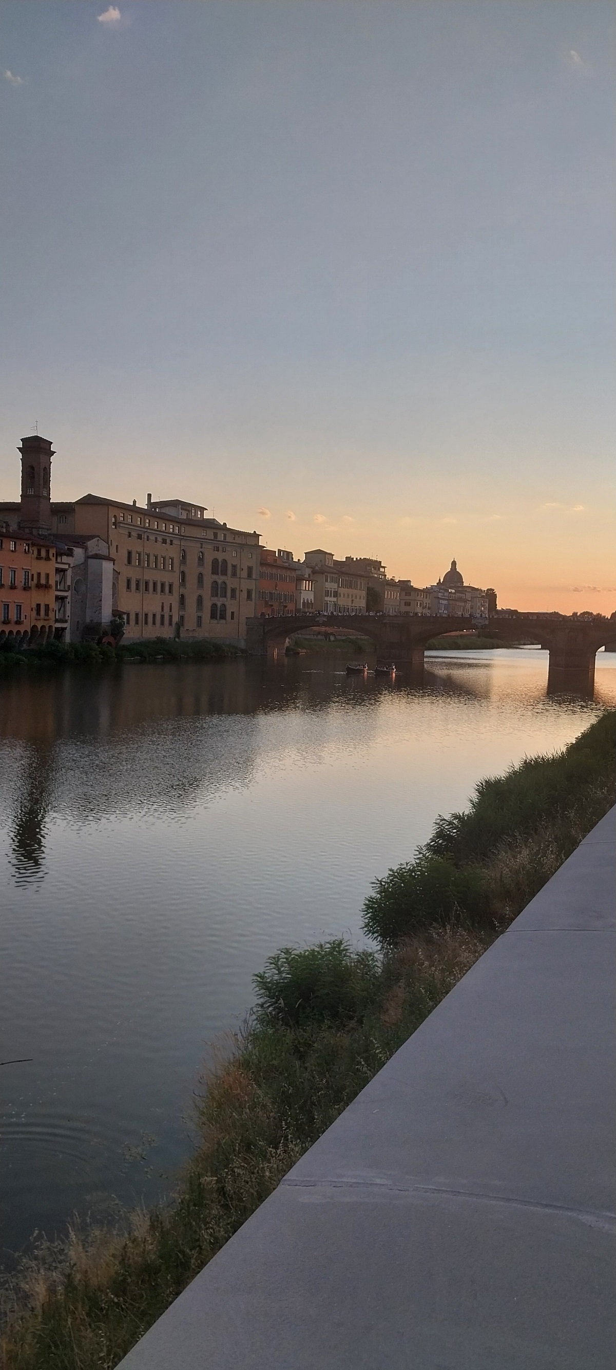 نهر أرنو حيث تغتسل فلورنسا.