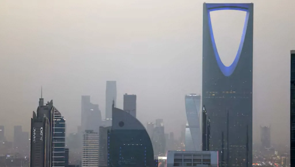 بلومبرغ: السعودية تنوّع مصادر التمويل وتدرس قرضاً بـ8 مليارات دولار