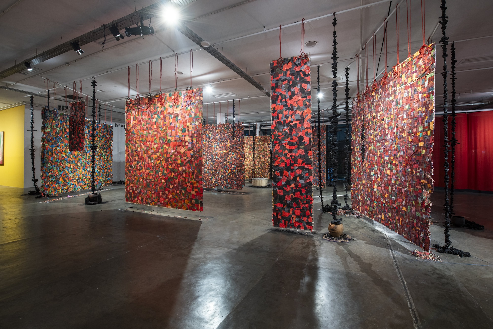 تجهيز  للفنان البرازيلي أنطونيو  ترسيس.