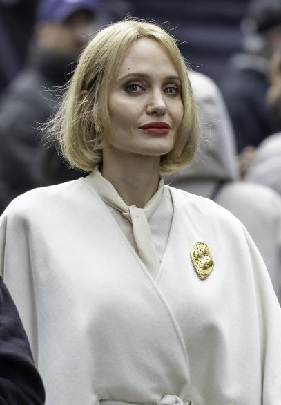 انجلينا جولي بالشعر الاشقر الكاريه (انترنت)