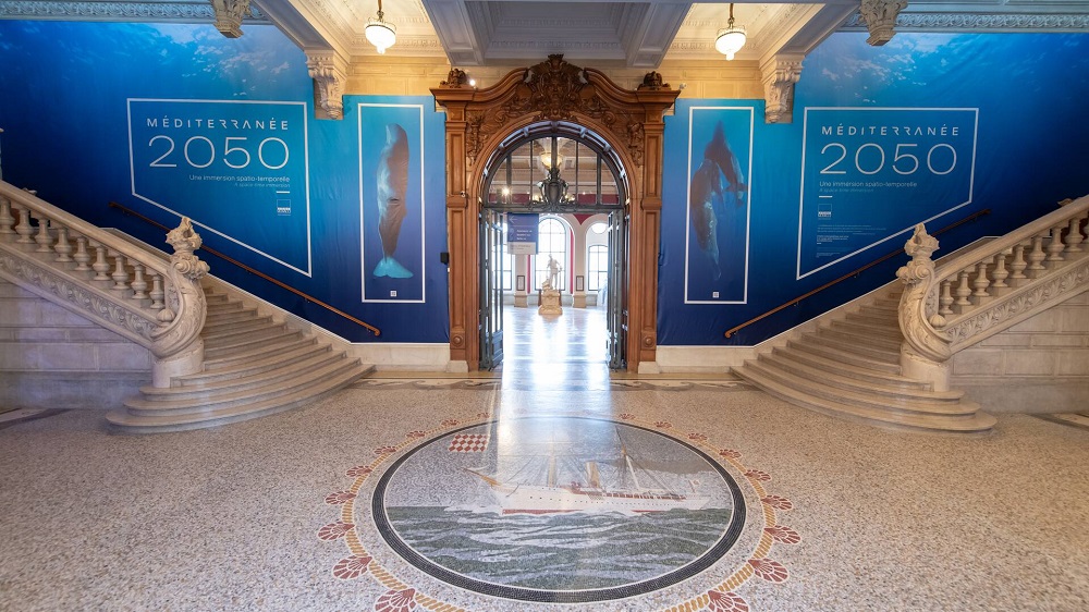 بوابة المعرض الذي يحملنا إلى رحلة بحرية.