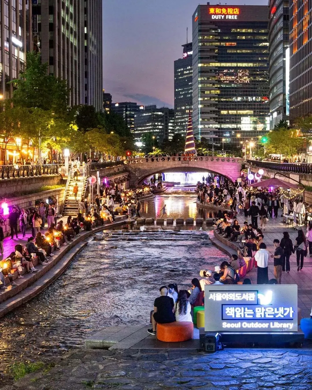 قُــرَّاء وكُتُب في ليل المدينة 