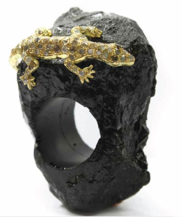 خاتم 'الخير والشر' (جائزة معرض لندن الدولي للابتكار 2024).