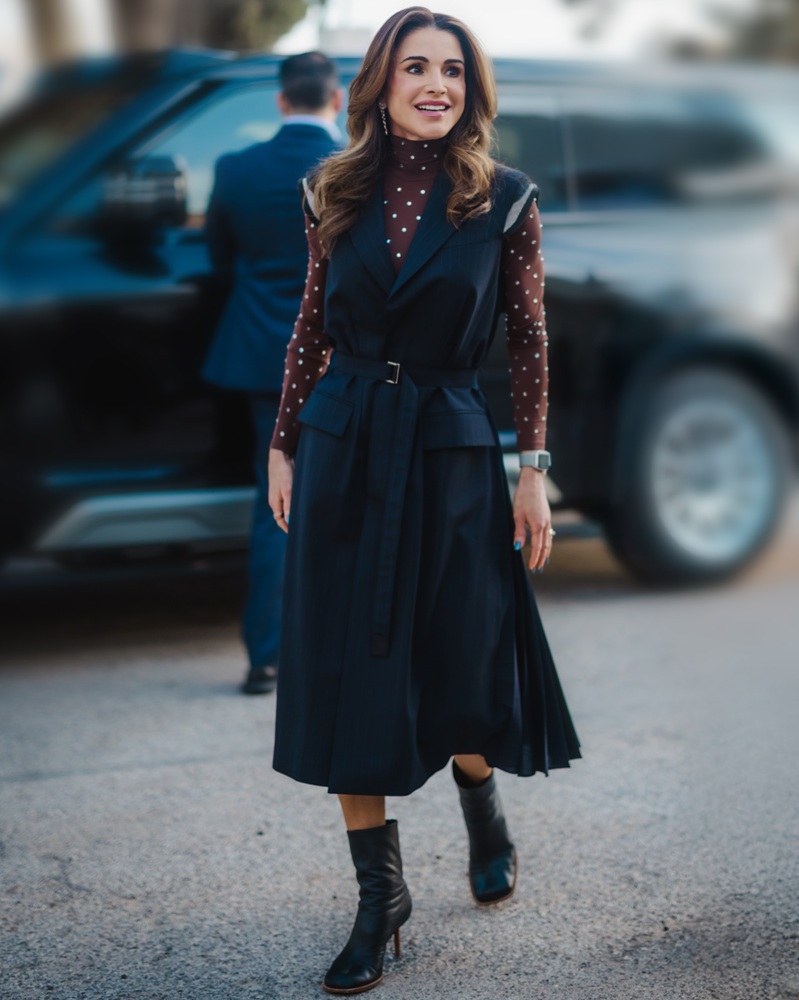 الملكة رانيا بإطلالة عصرية في لقاء اطفال جمعية مار منصور الخيرية بعمان (المكتب الإعلامي للملكة)