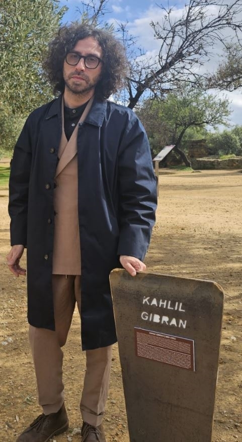 فرنشسكو ميديتشي عند نُصْب جبران.