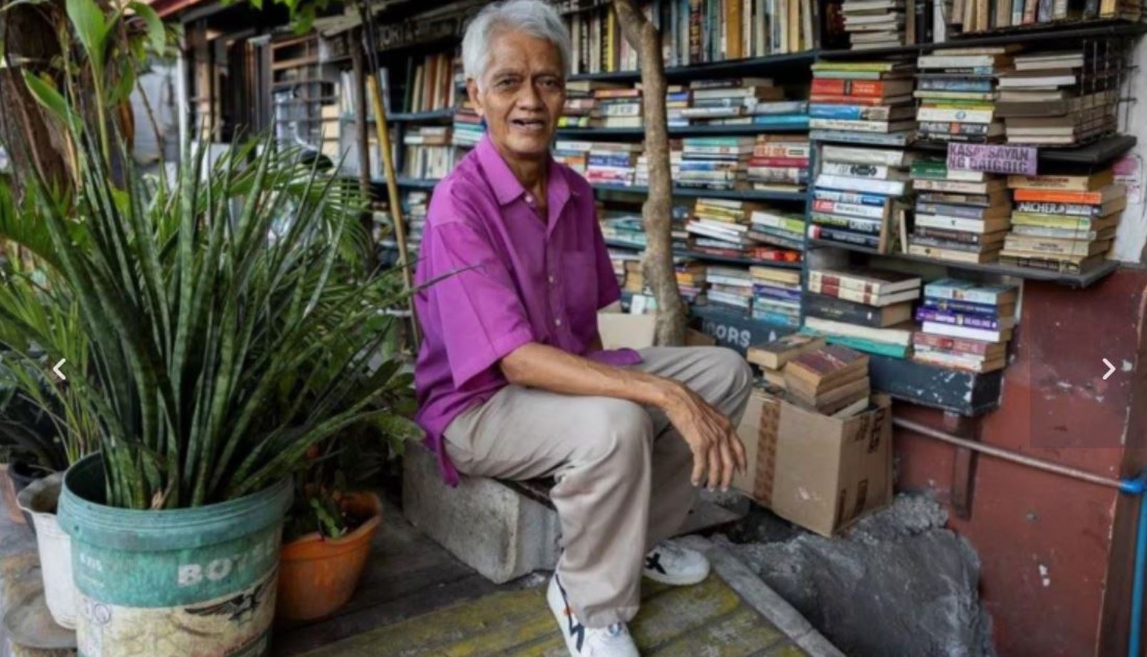 بين أَكداس الكتُب.