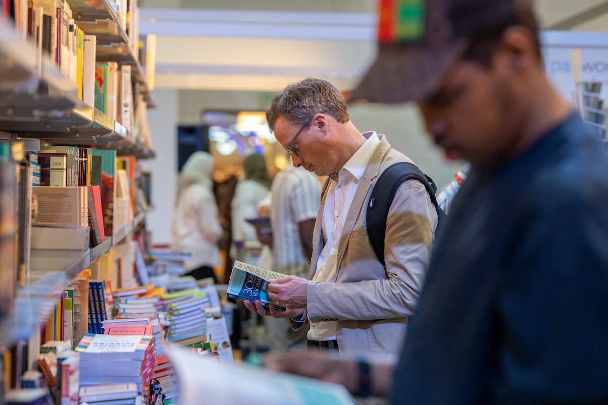 مشهد من نسخة سابقة لمعرض الشارقة الدولي للكتاب.