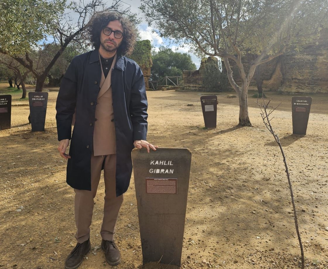 فْرَنْشِسْكو ميديتْشي بعد رفع الستارة عن نُصْب جبران.