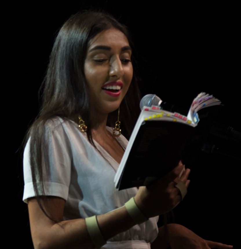 روپِّــي تقرأُ من قصائدها في المسرح الزهريّ