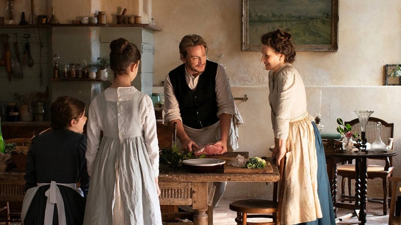 جولييت بينوش وبونوا ماجيمل في ”شغف دودان بوفان“.